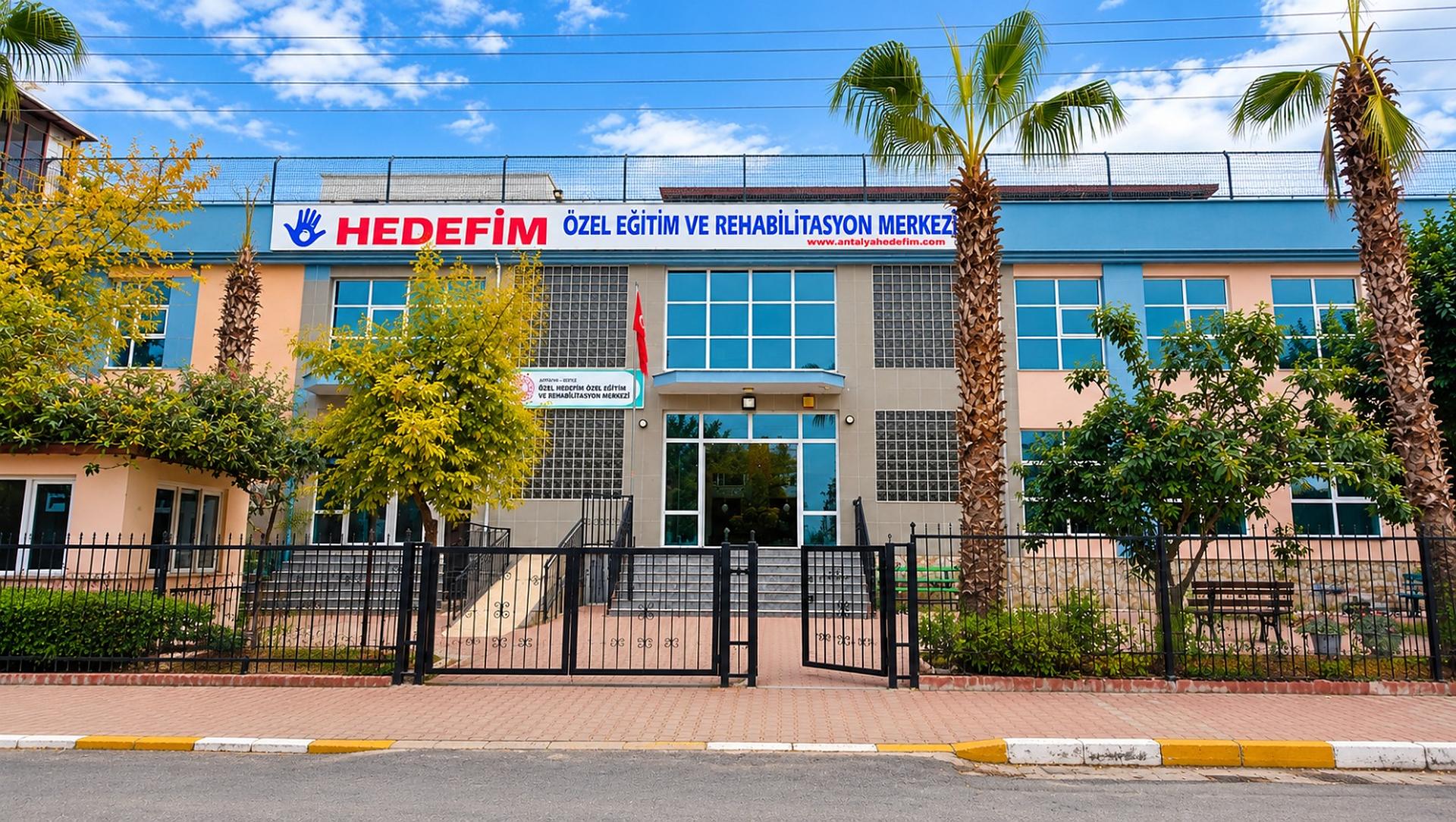 Özel Hedefim Özel Eğitim ve Rehabilitasyon Merkezi'nin Kepez'deki kampüsünün dış görünümü